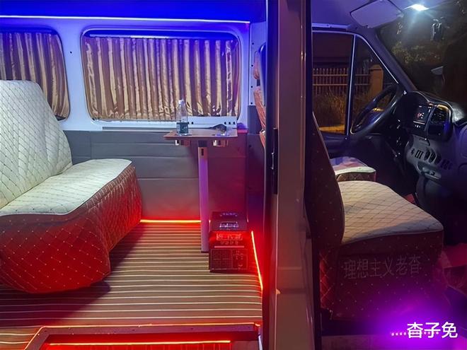 装床车旅行来一场说走就走的自驾游开元棋牌露营在水草边福特全顺改(图2)