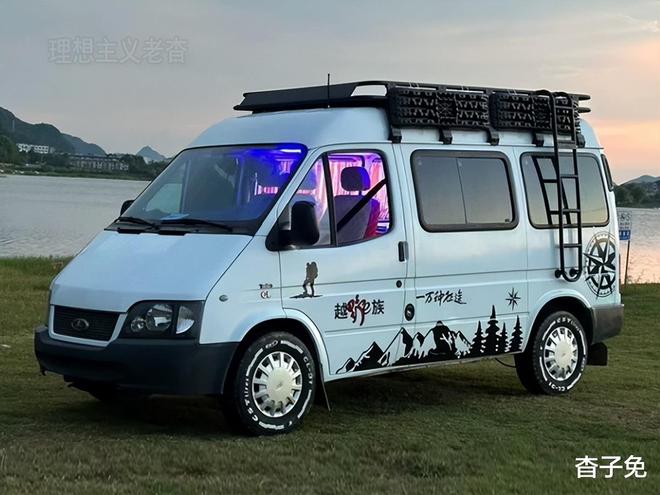 装床车旅行来一场说走就走的自驾游开元棋牌露营在水草边福特全顺改(图4)